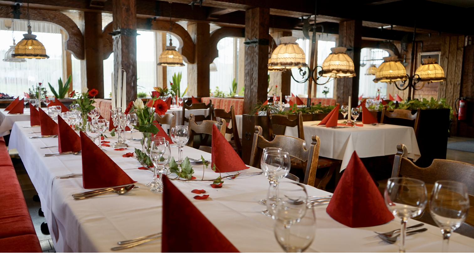 Restaurant Landhotel Günzburg festlich gedeckte Tafel
